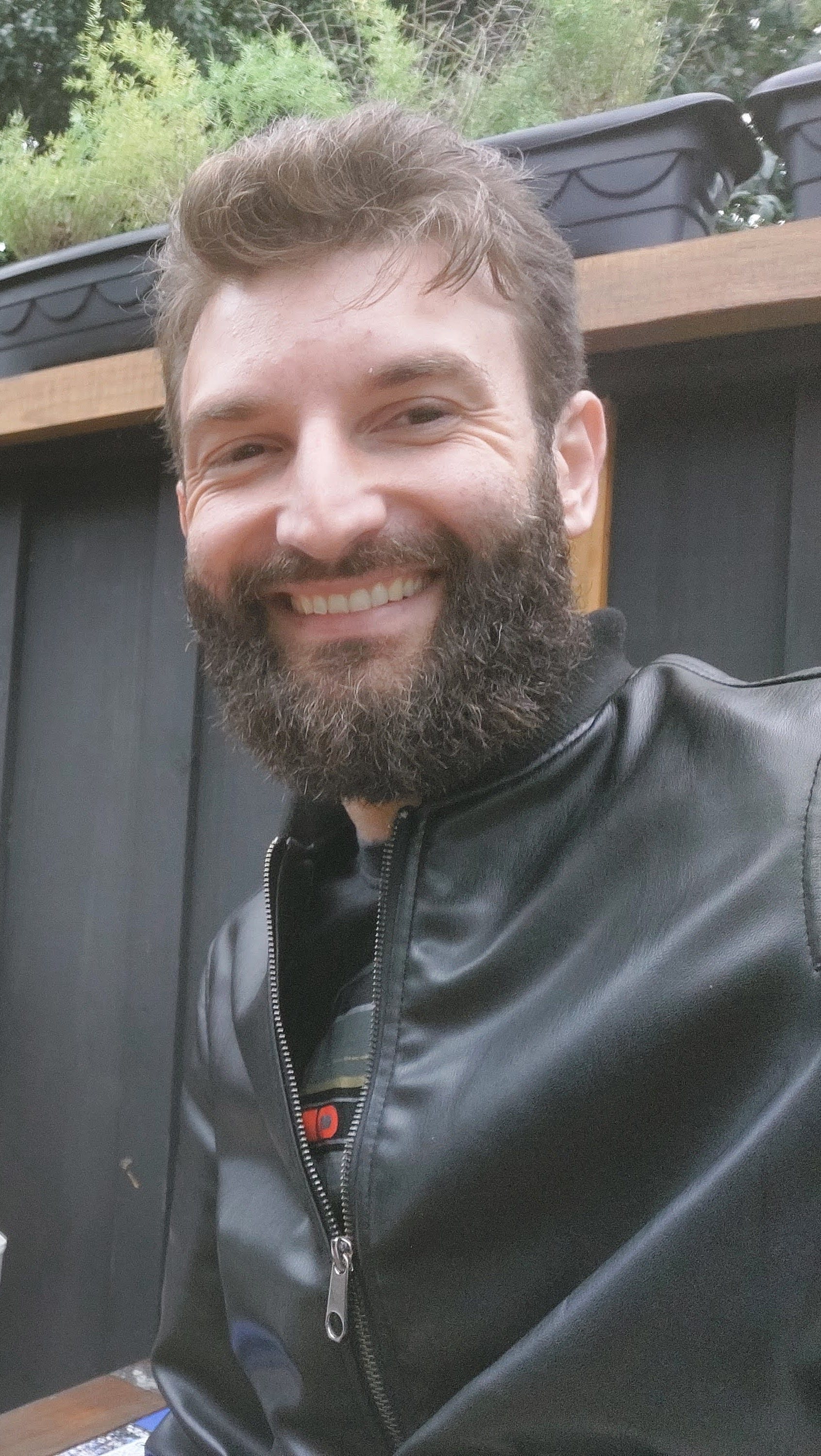 Ricardo Rover sorrindo, usando jaqueta preta